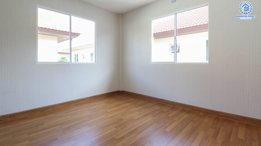 *****บ้านเดี่ยวมือสองย่านปทุมธานี ม.ชวนชื่นกรีนบาวด์ กรุงเทพ-ปทุมธานี บ้านสวยพร้อมเข้าอยู่ ภายในโครงการสภาพแวดล้อมดีมาก ใกล้สนามกอล์ฟ เนื้อที่ 56.2 ตร.ว. ฟังก์ชัน 3 ห้องนอน 3 ห้องน้ำ 2 ที่จอด บนทำเลเดินทางสะดวก เชื่อมต่อถนนหลายเส้นทาง ใกล้จุดขึ้นทางด่วน "อุดรรัถยา"